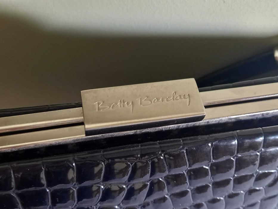 Czarna lakierkowana torebka/ kopertówka Betty Barclay