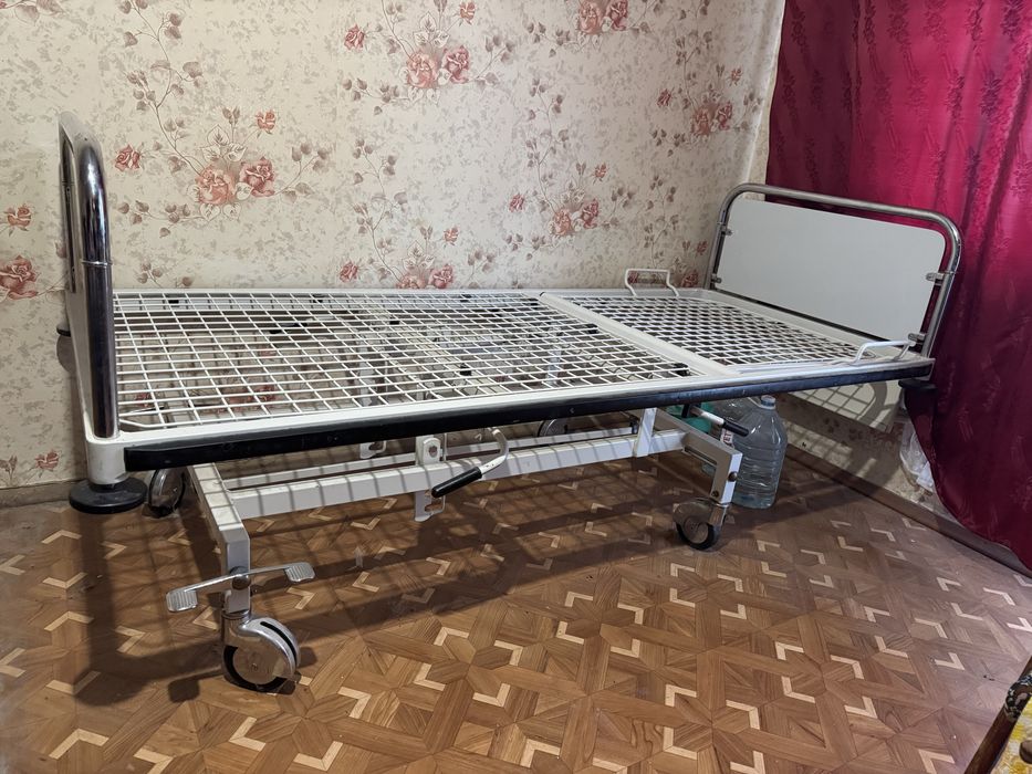 Медичне ліжко для інвалидів.