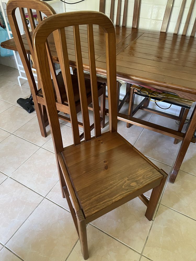 Mesa de sala com 4 cadeiras Cerne.