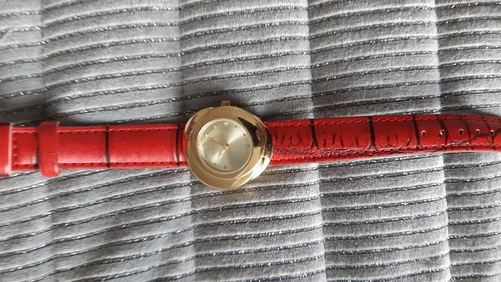Zegarek na czerwonym pasku