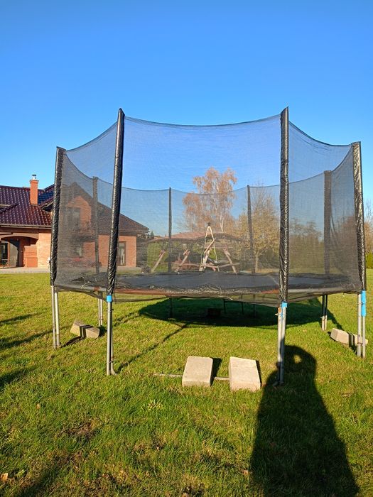 Trampolina ogrodowa z siatką ochronną – stan używany

Sprzedam dużą tr