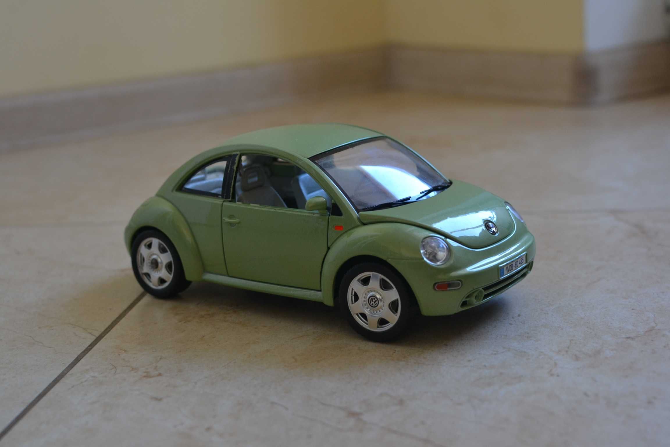 Масштабная модель VW New Beetle Burago 1:18