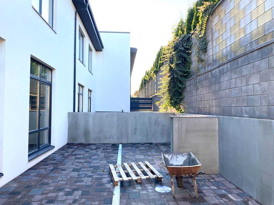 Котедж з міськими комунікаціями та гаражем в районі Райського саду