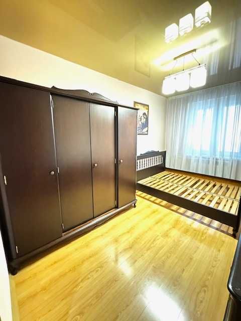 Продам двокімнатну квартиру 5 м-н Зарічний, по Бродвею.