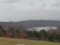 Domek nad jeziorem z pięknym widokiem na jeziora