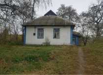 Будинок в селі з горою