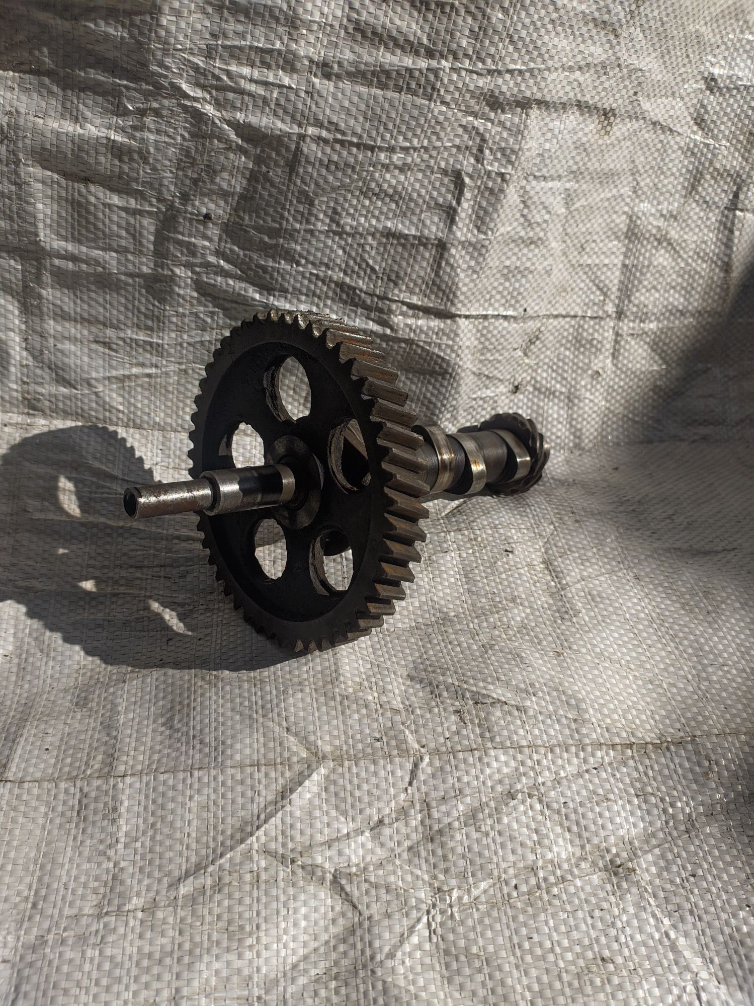 Распределительный вал с зубчатым колесом смазочного насоса урал м66