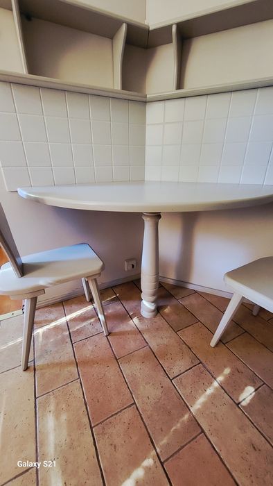 Krzesła, stół i szafki z drewna