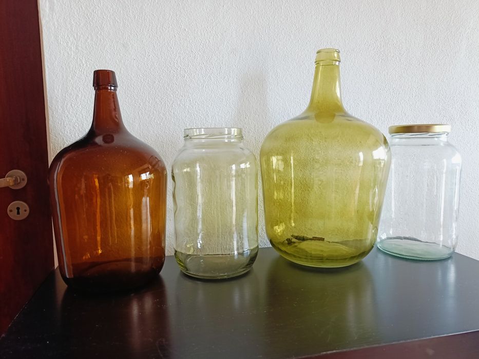 Garrafoes de vidro grandes e frascos