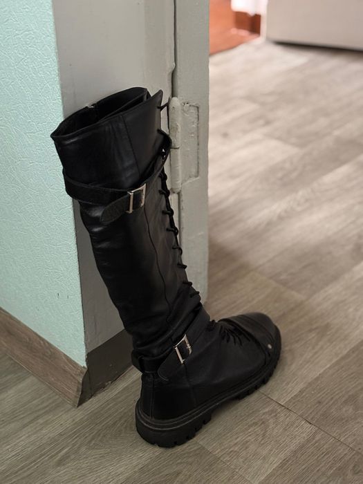 Чоботи шкіряні чорні високі emmelie delage модель lara croft