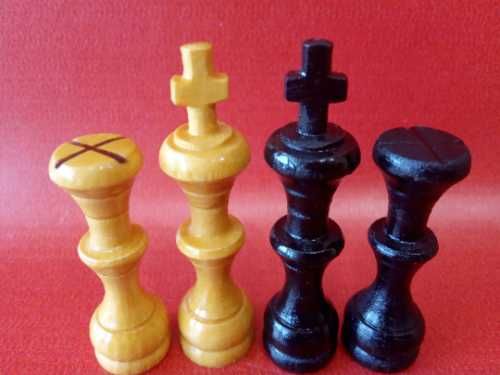Старый набор шахмат ручной работы привезены с Кубы