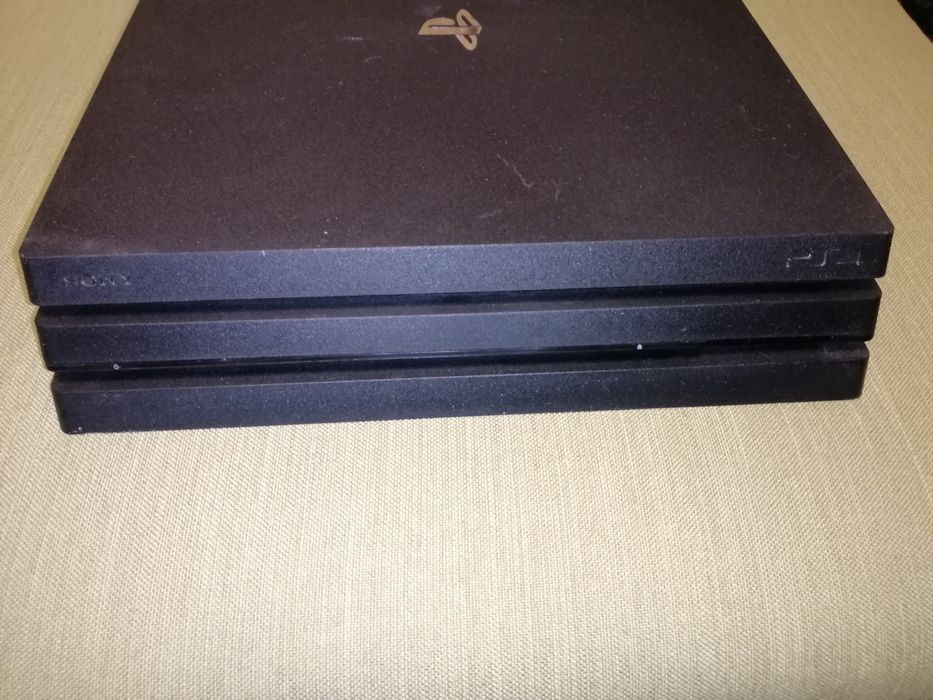 Продам приставку PS4 PRO 1TB