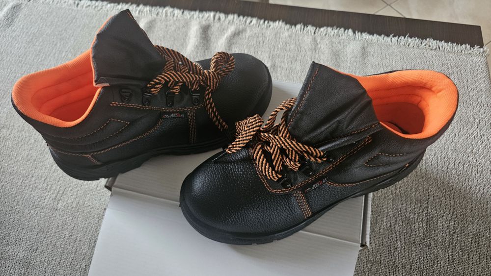 Sprzedam buty robocze .