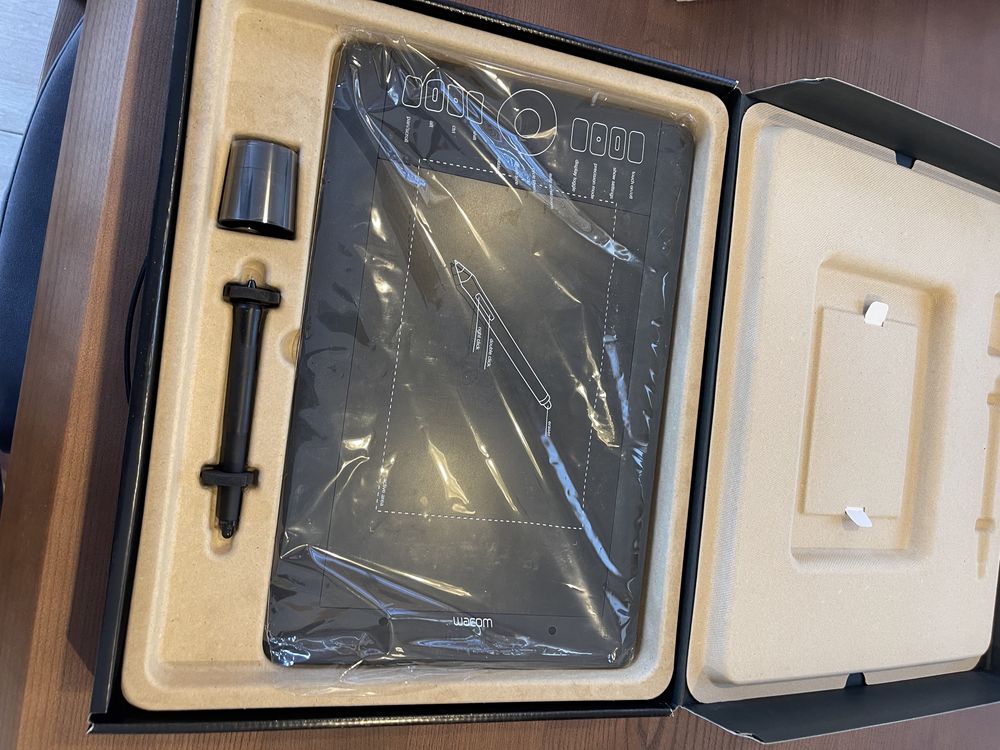 Графічний планшет Wacom Intuos 5 touch PTH-650