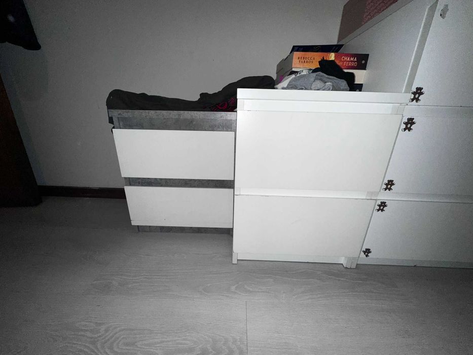 2 mesas de cabeceira diferentes