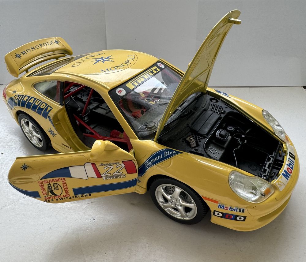 Model samochodu w skali 1:18 Porsche Carerra 911 Bburago Burago