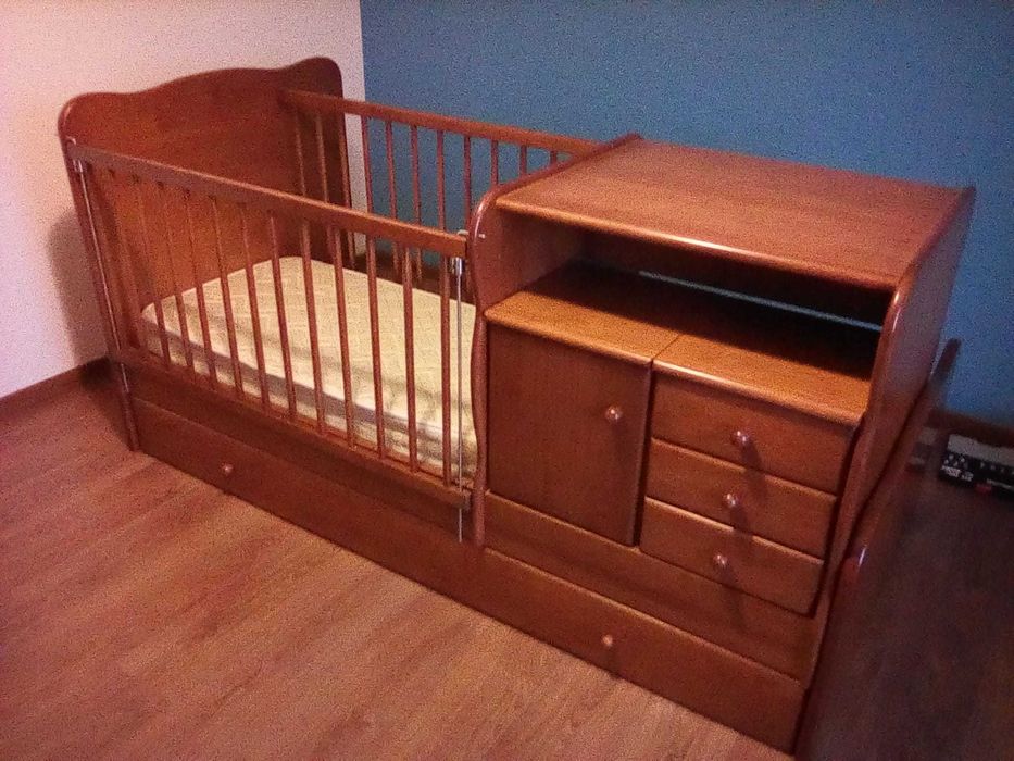 Quarto de bebé convertível em cama de solteiro em madeira maciça