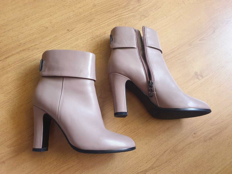 Жіночі демісезонні ботильйони з натуральної шкіри.