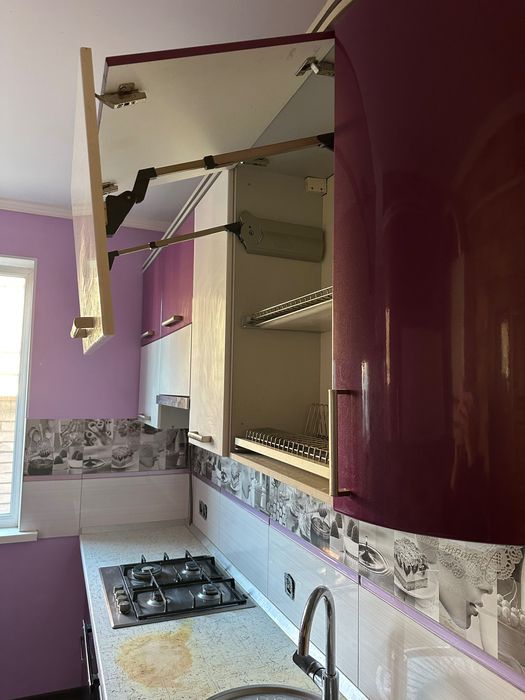 Меблі кухонні в гарному стані, фурнітура фірми Blum.