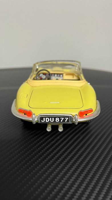 Burago Jaguar E Cabriolet 1/18
