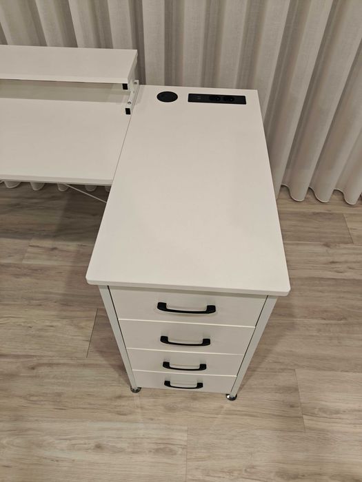 Secretária branca em L