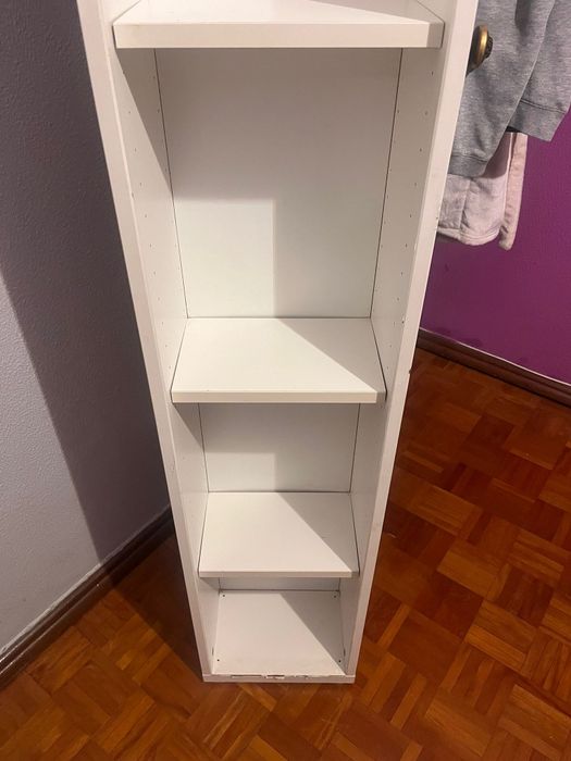Estante com prateleiras
