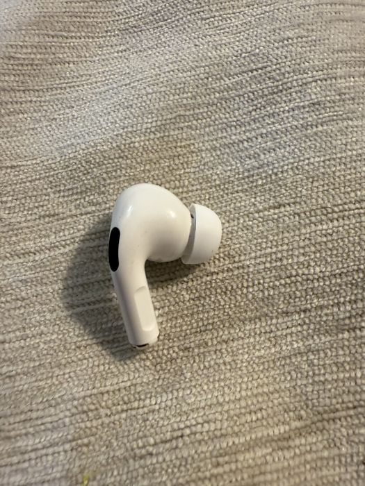 Продам один правий навушник airpods pro 1 a2083