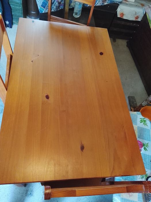 Mesa de pinho  com 4 cadeiras