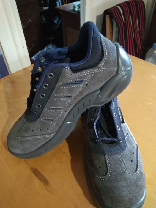 Продам кроссовки и Штангетки