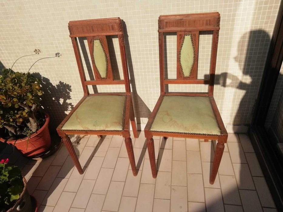 Cadeiras Antigas Vintage Arte Nova, com entalhes e estofada.