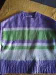 Sweter w paski liliowy