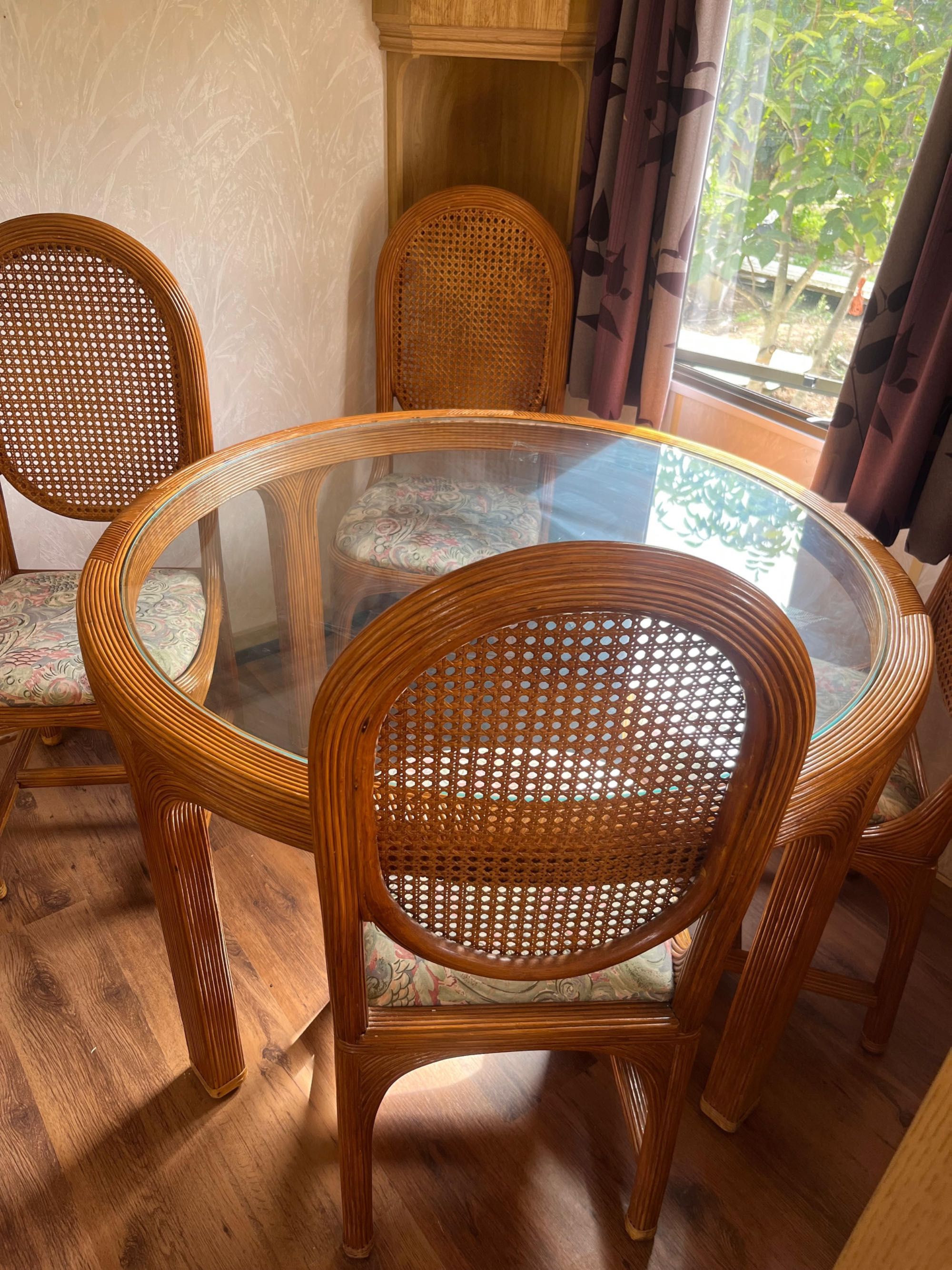 Conjunto mesa + cadeiras