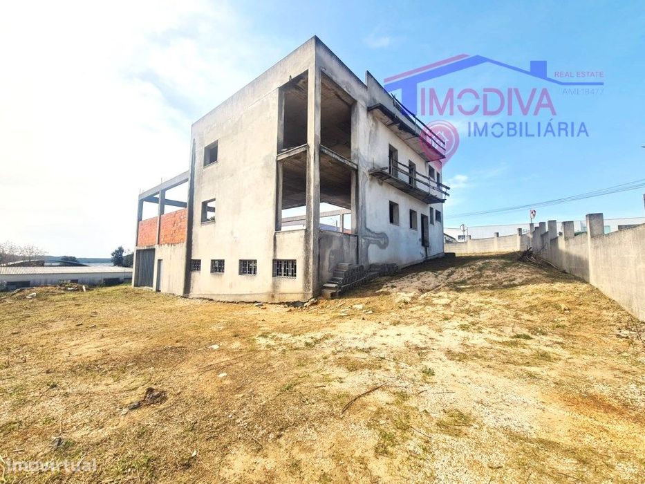 Armazém na zona industrial de Pedrogão Grande