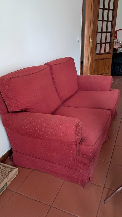 Sofá cama de 2 lugares vermelho + oferta capa cinza