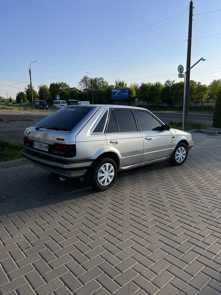 Автомобиль Mazda 323