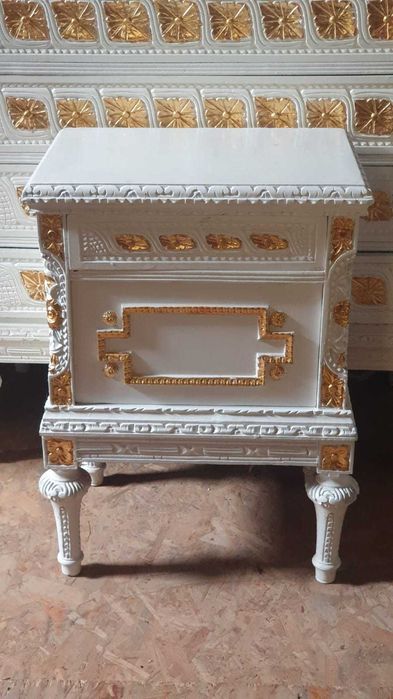 Barokowe białe szafki nocne ze złotymi zdobieniami - zestaw 2 sztuki