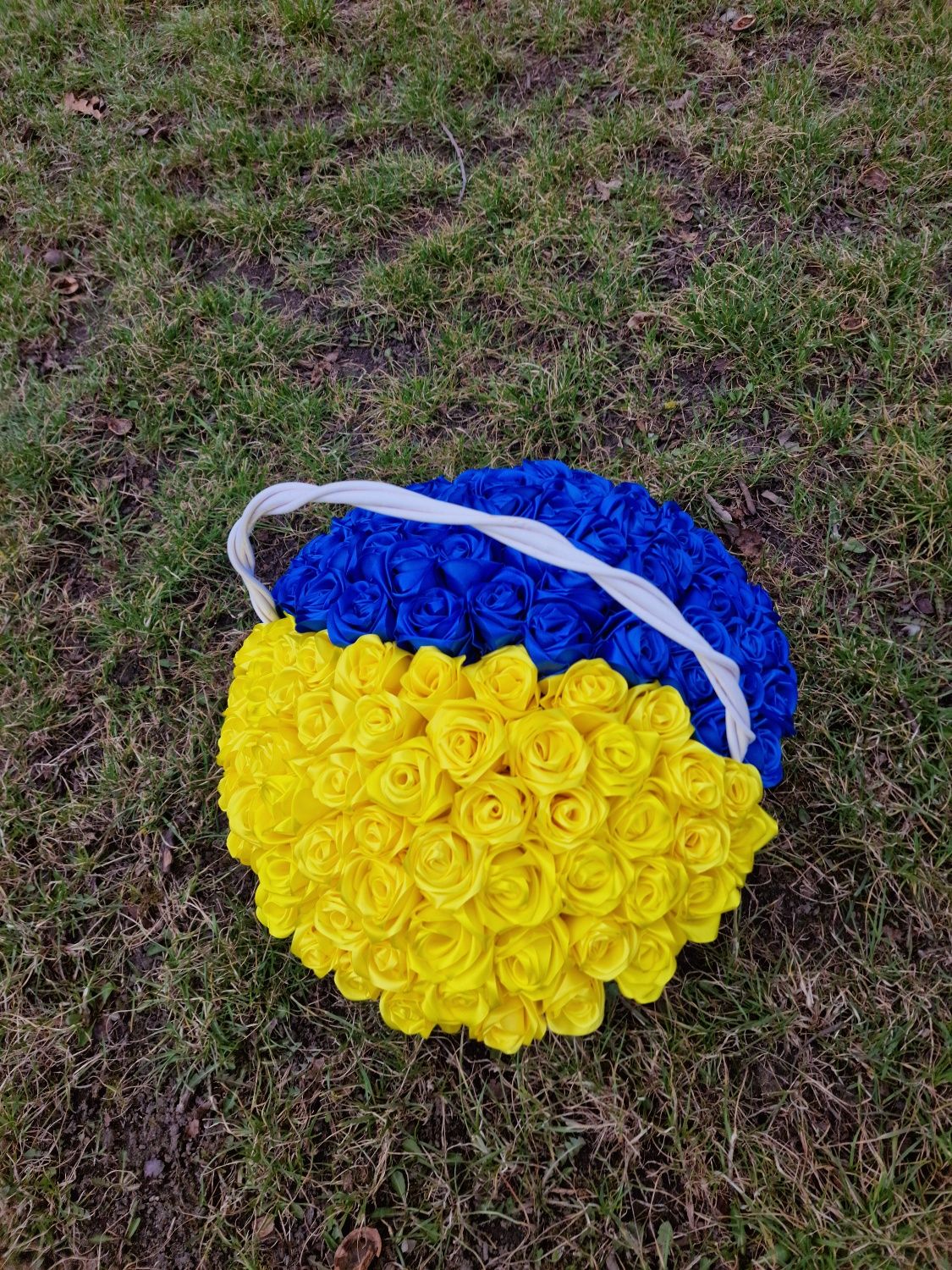122 троянди із стрічки у плетеному кошику