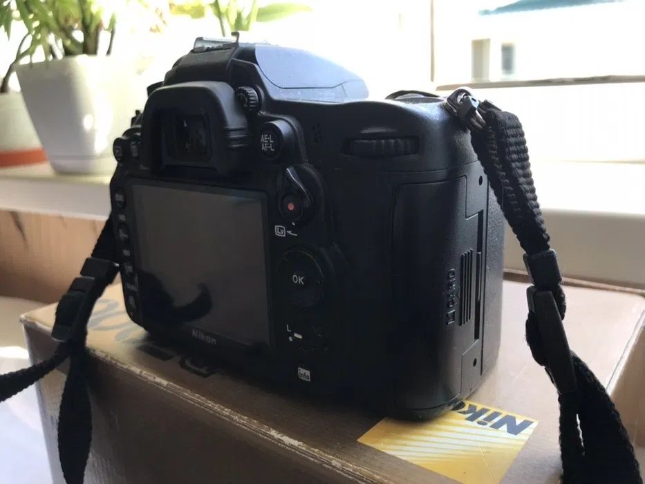Зеркальный полупрофессиональный фотоаппарат камера Nikon D7000 боди
