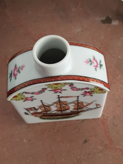 Pote em porcelana pintado à mão