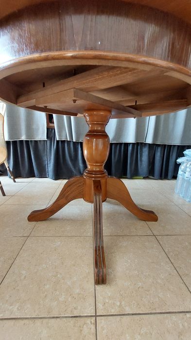 Mesa redonda de madeira