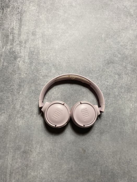 Навушники JBL.