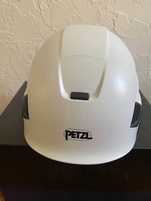 Захисна надiйна  каска. Бiлого кольору.