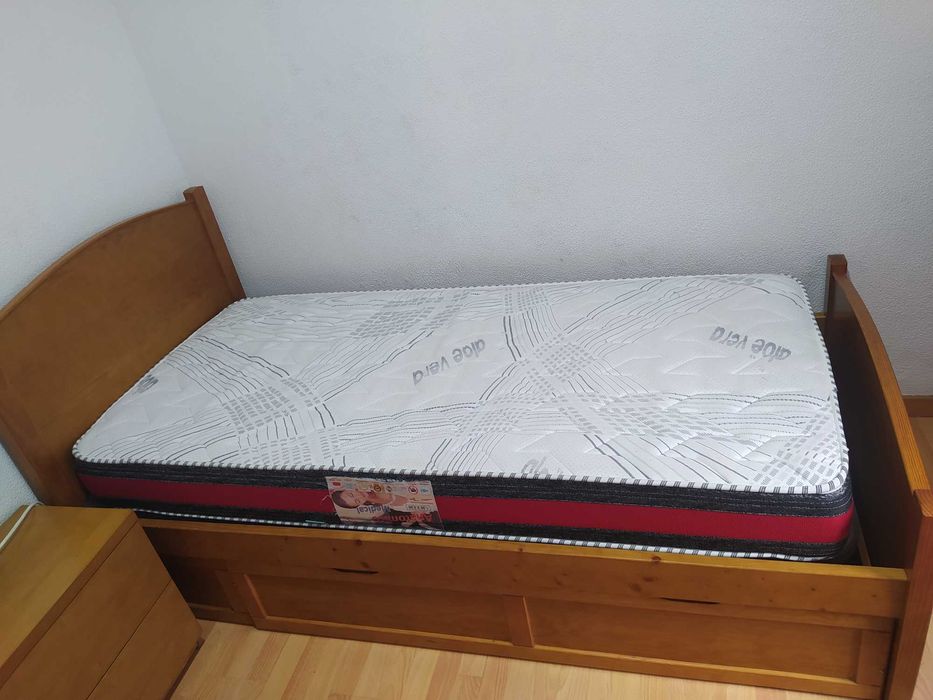 Cama solteiro em pinho