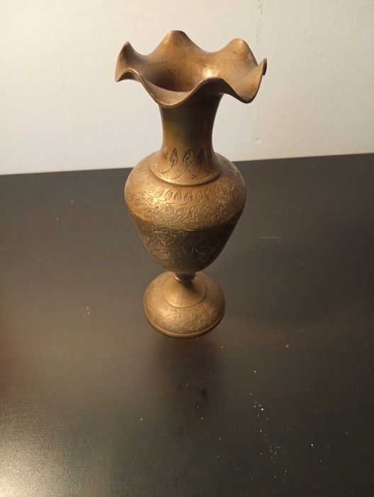 Antigo vaso vintage feito à mão em latão ou bronze  com Borda ondulada