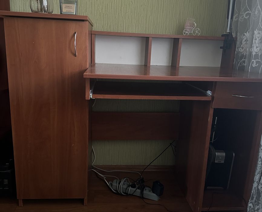 Комп’ютерний стіл у чудовому стані