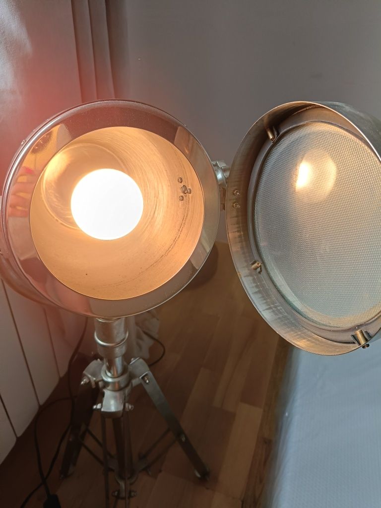 Lampa podłogowa stojąca