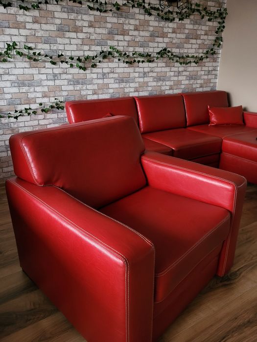 Przepiękna czerwona kanapa w zestawie z fotel