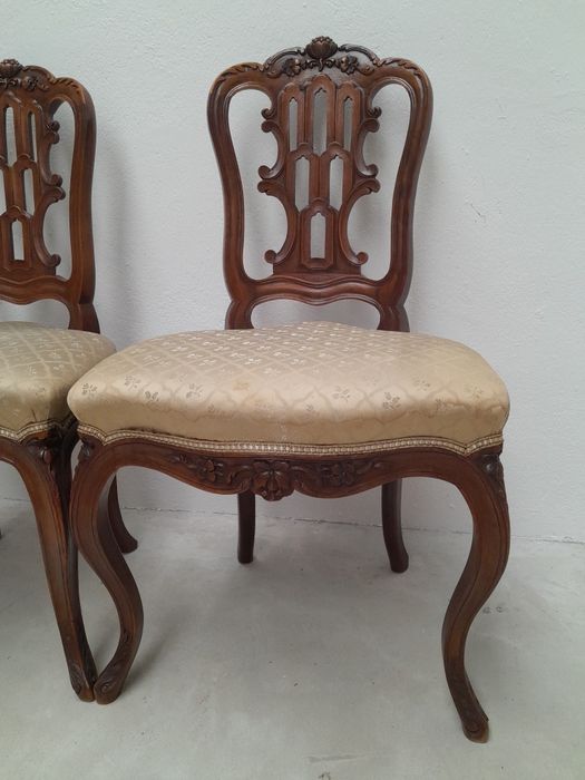 Cadeirões, canapé e cadeiras antigas.