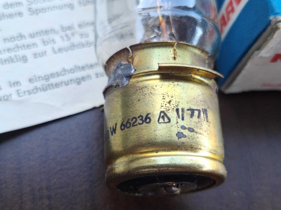 Żarówka NARVA 220 V 500 W do projektora.