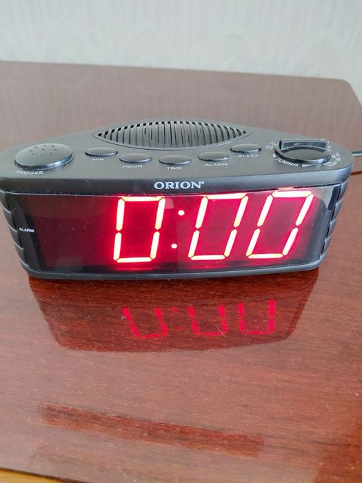 Продам электронные часы с радио